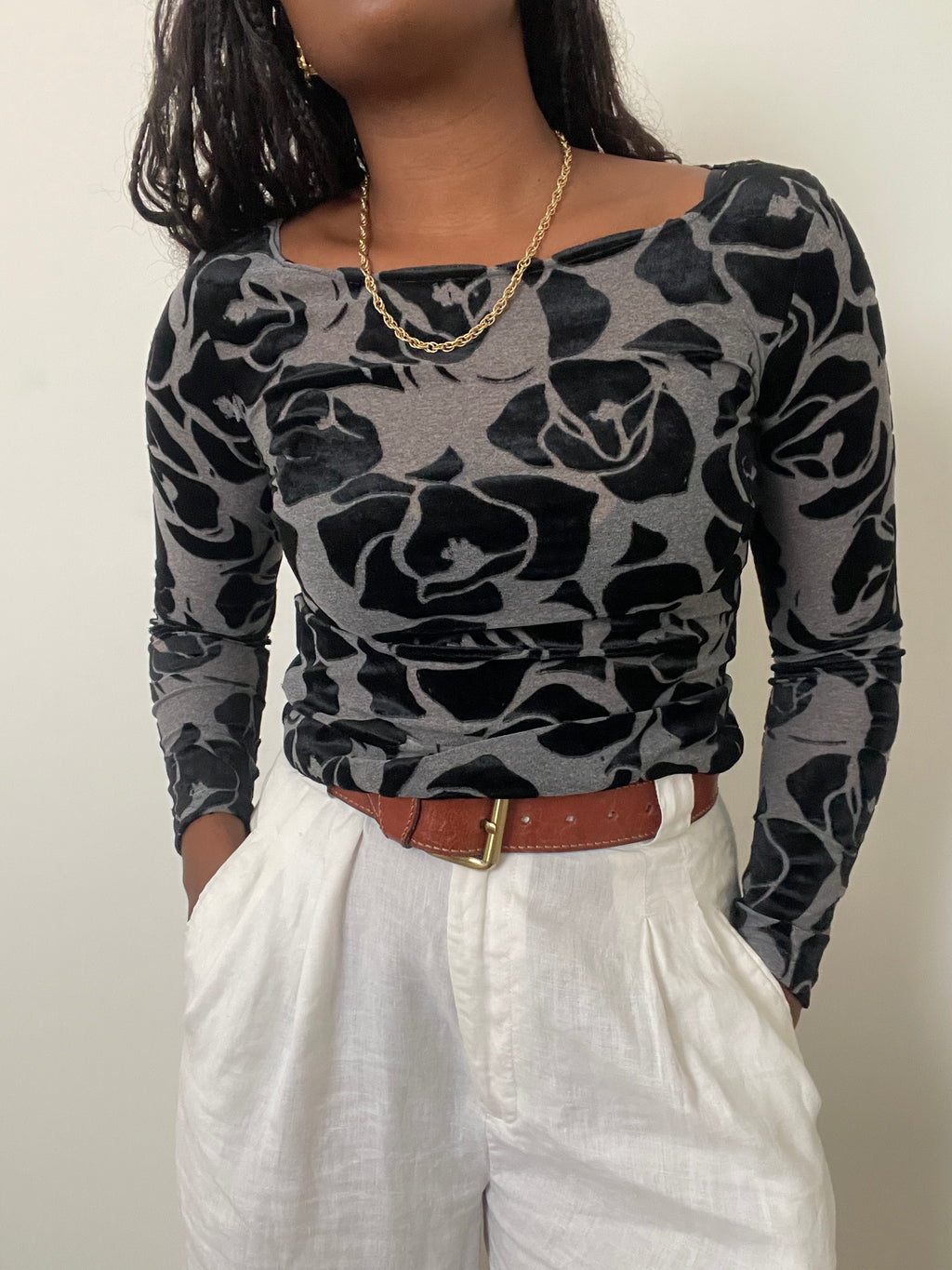 Blusa Y2K preta veludo com flores