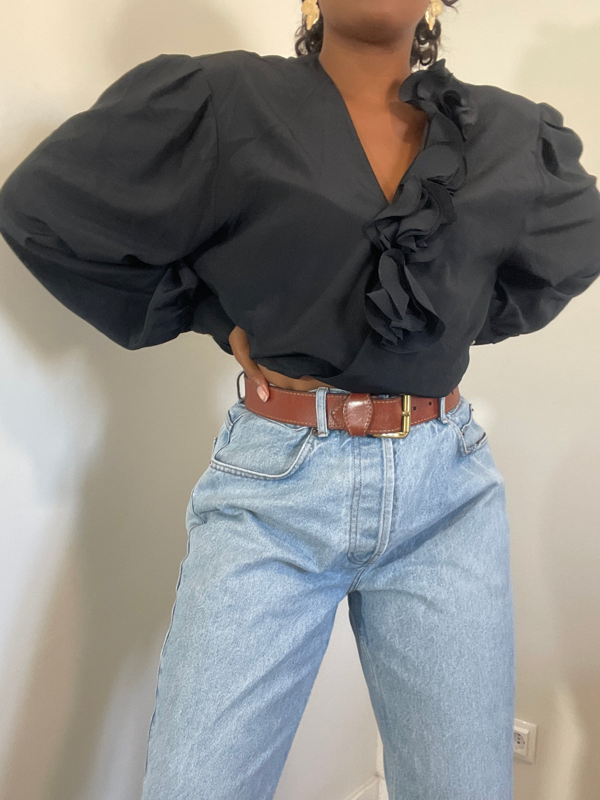 Blusa preta vintage com folhos