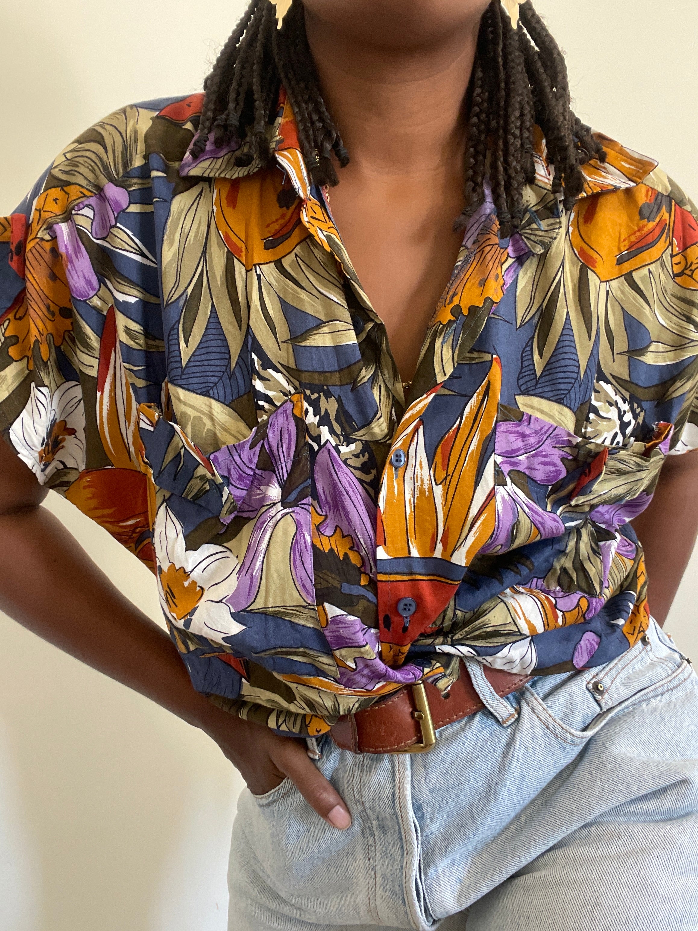 Camisa anos 90 com padrão tropical