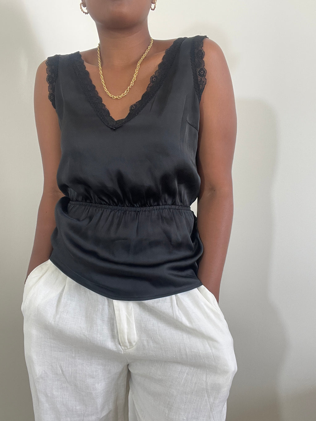 Top preto acetinado