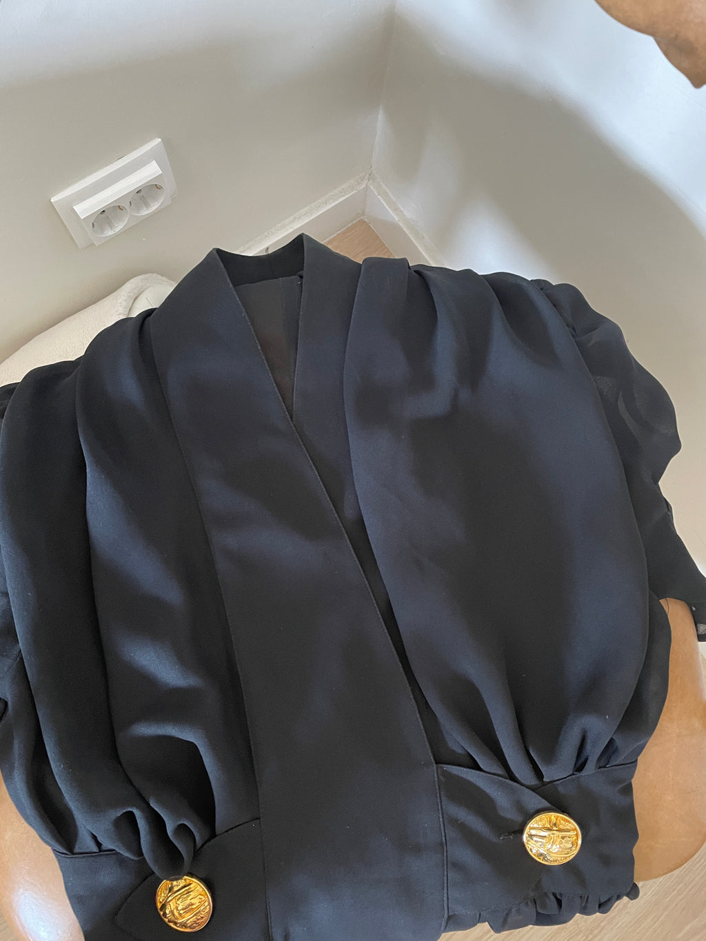 Blusa vintage preta com botões dourados