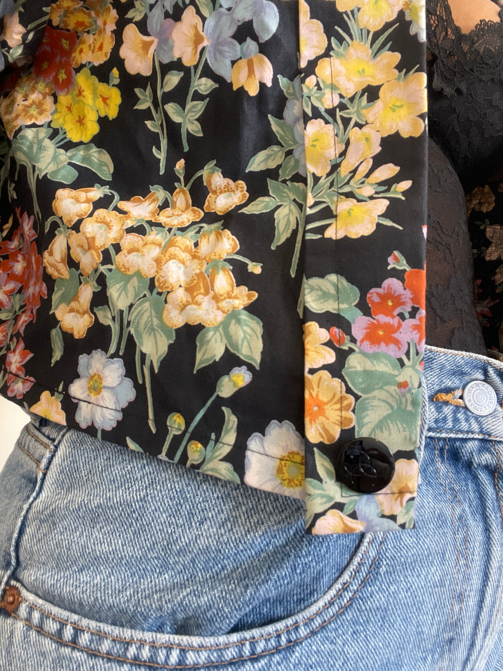 Casaco curto vintage padrão floral