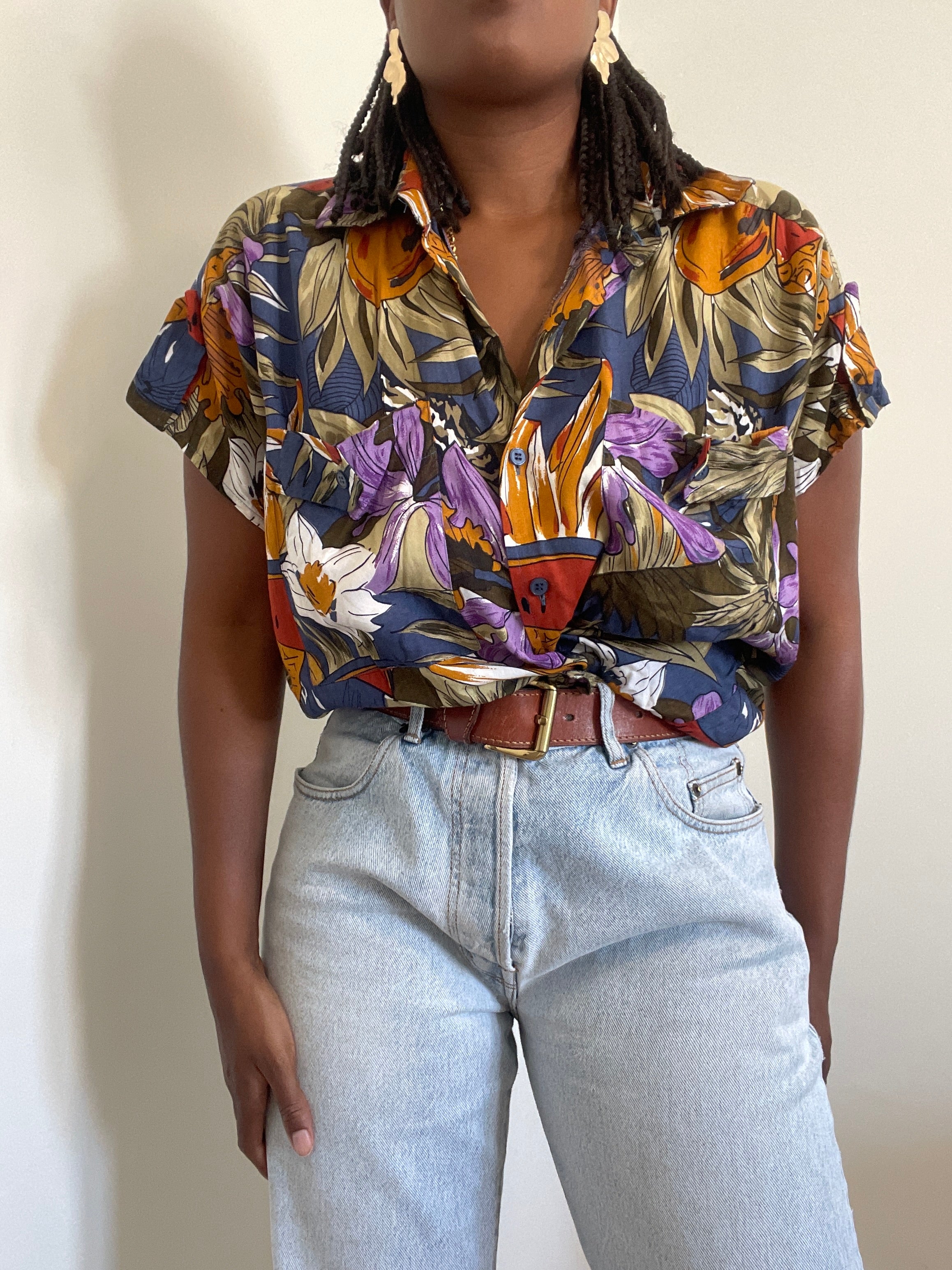 Camisa anos 90 com padrão tropical