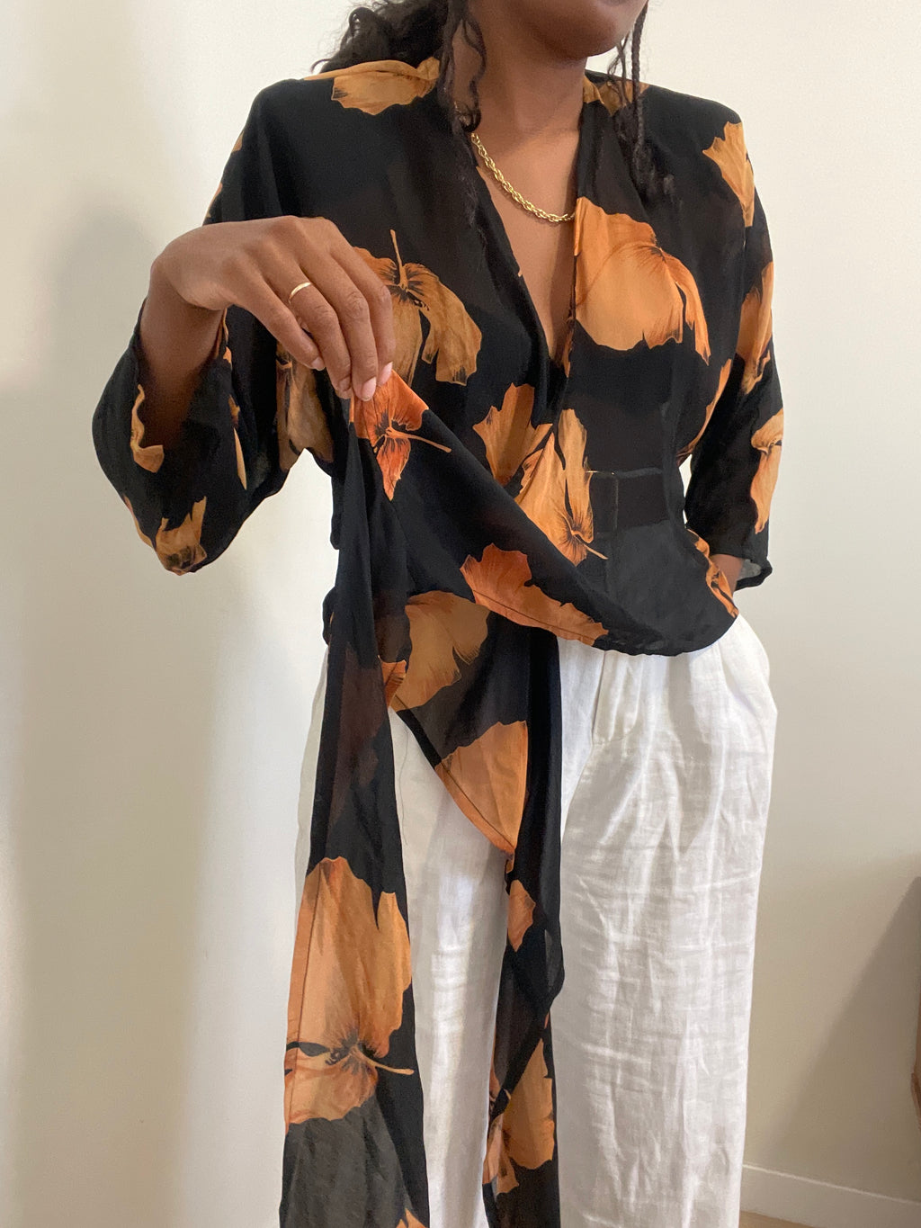 Blusa vintage trespassada italiana preta floral