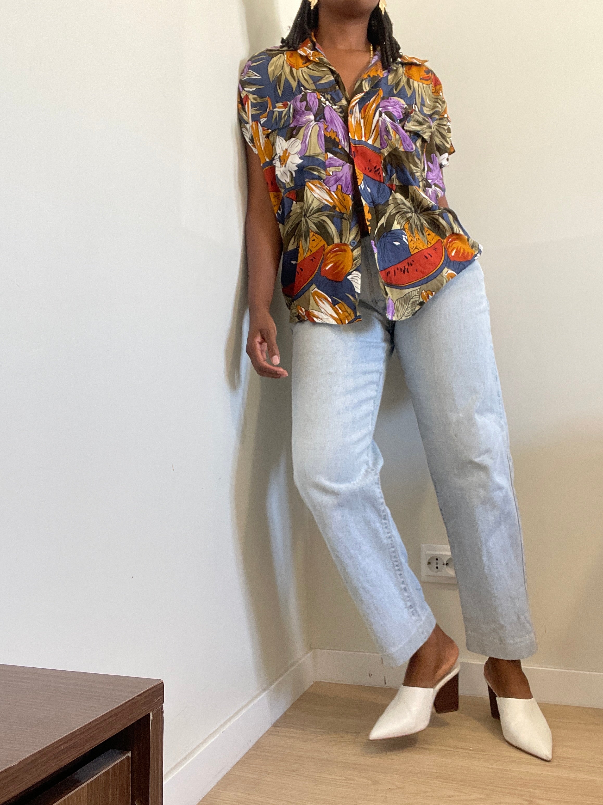 Camisa anos 90 com padrão tropical