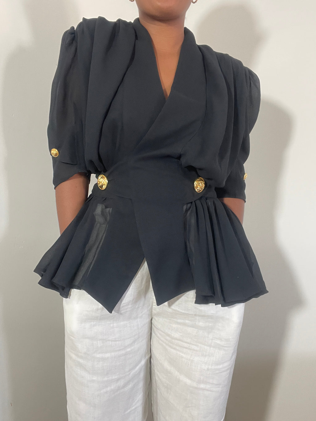 Blusa vintage preta com botões dourados