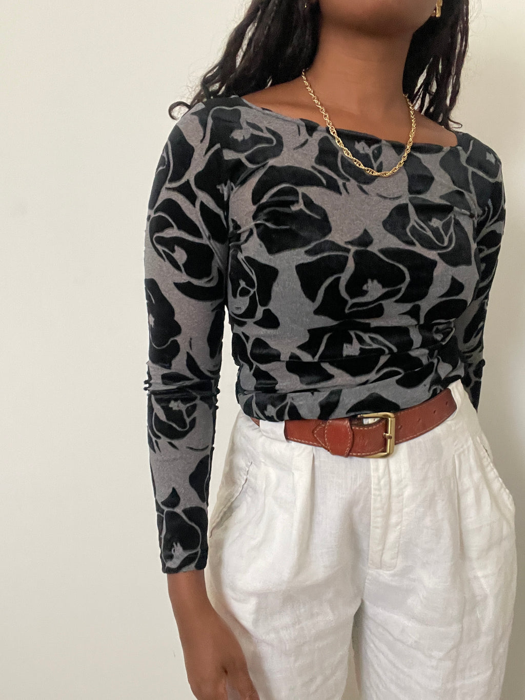 Blusa Y2K preta veludo com flores