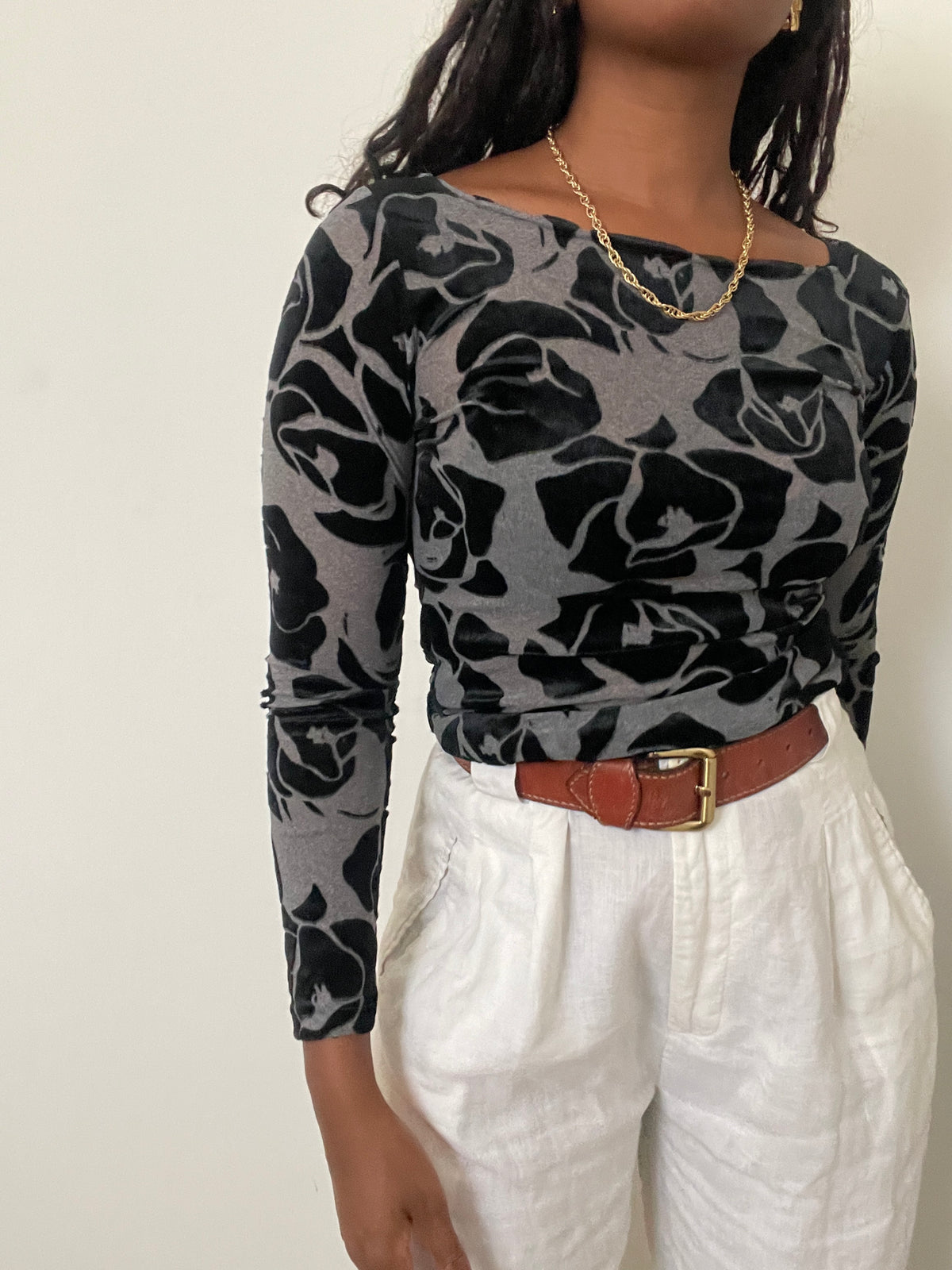 Blusa Y2K preta veludo com flores