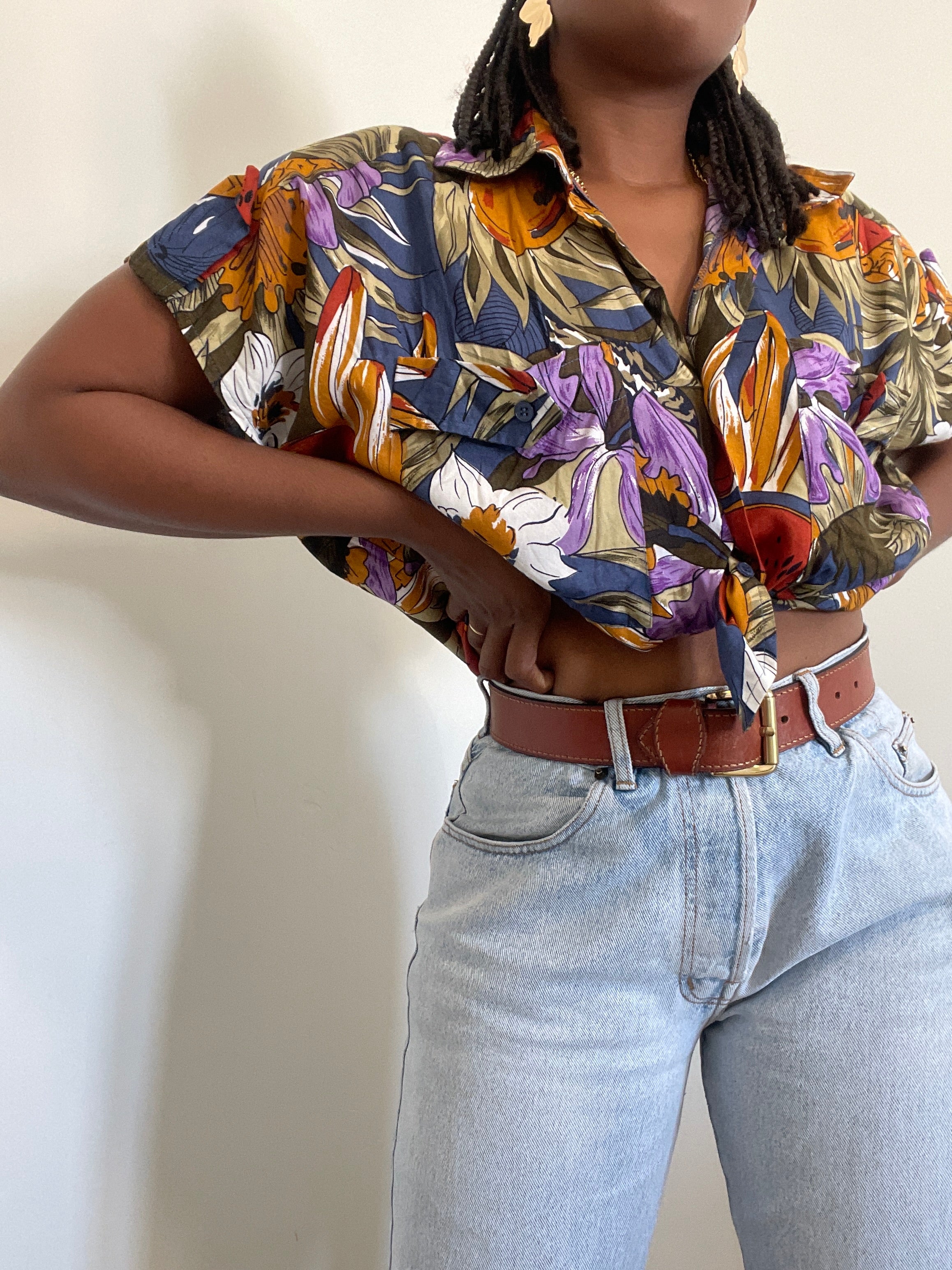 Camisa anos 90 com padrão tropical