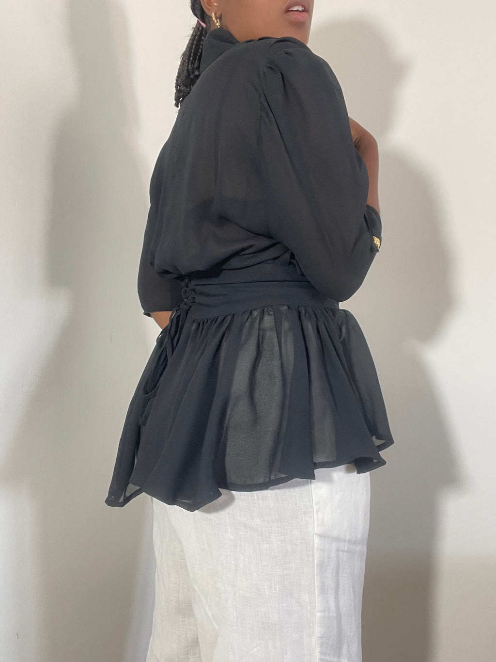 Blusa vintage preta com botões dourados