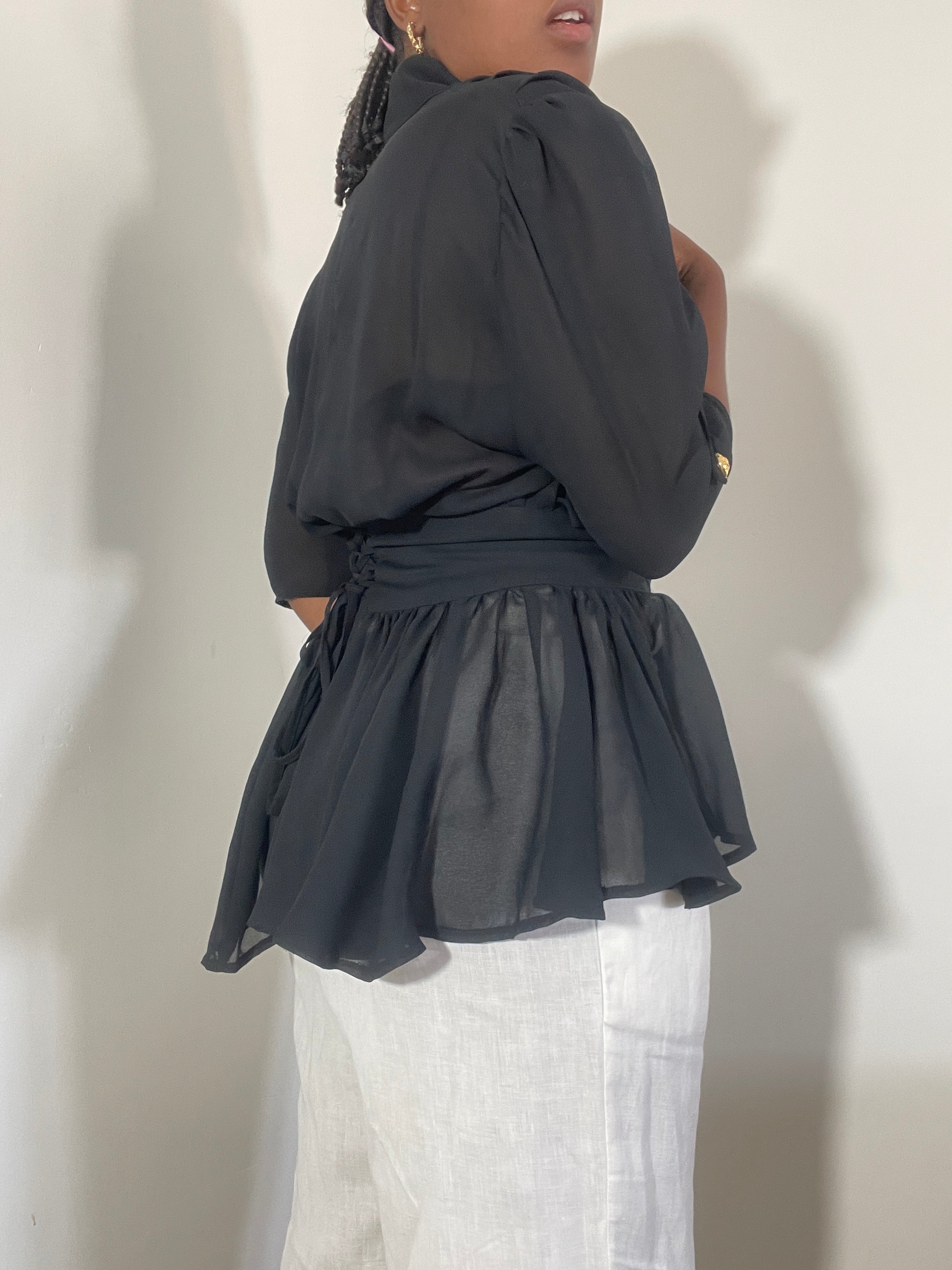 Blusa vintage preta com botões dourados