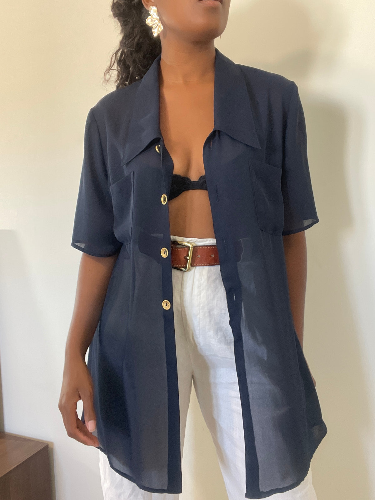 Camisa vintage azul feminina com transparência
