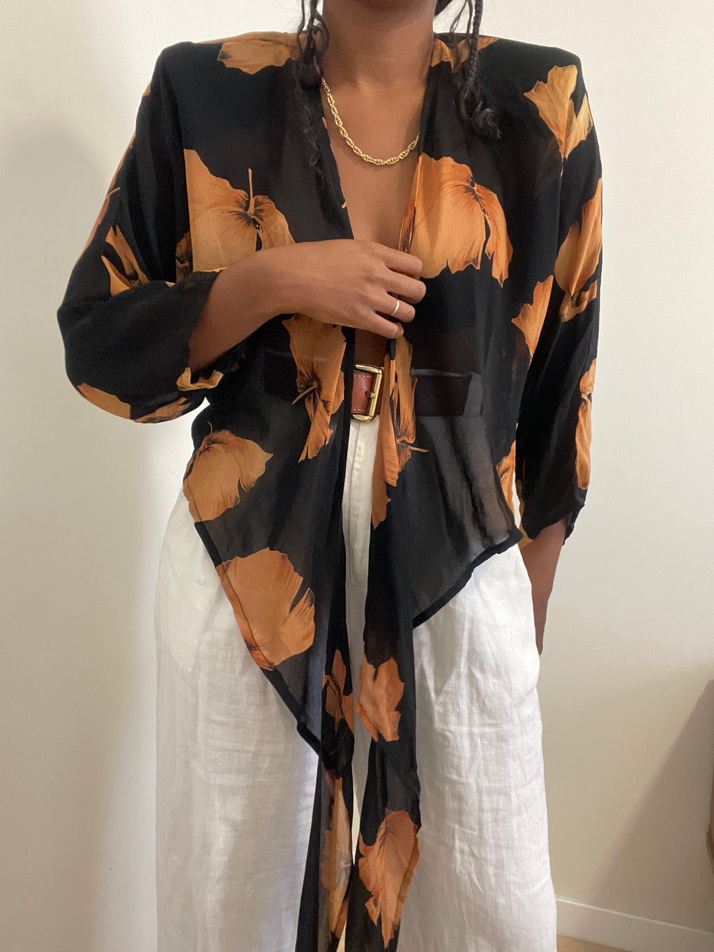 Blusa vintage trespassada italiana preta floral