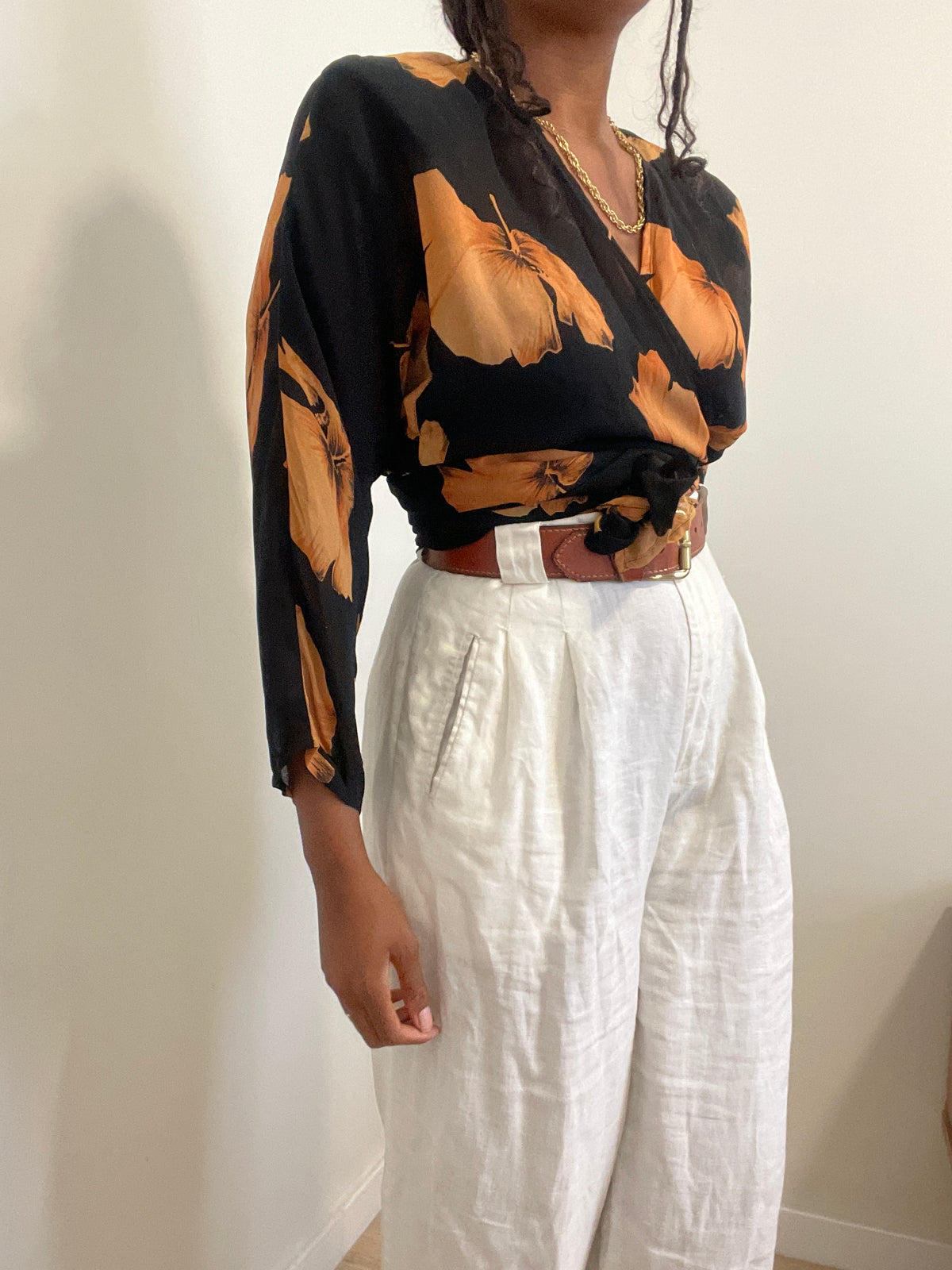 Blusa vintage trespassada italiana preta floral