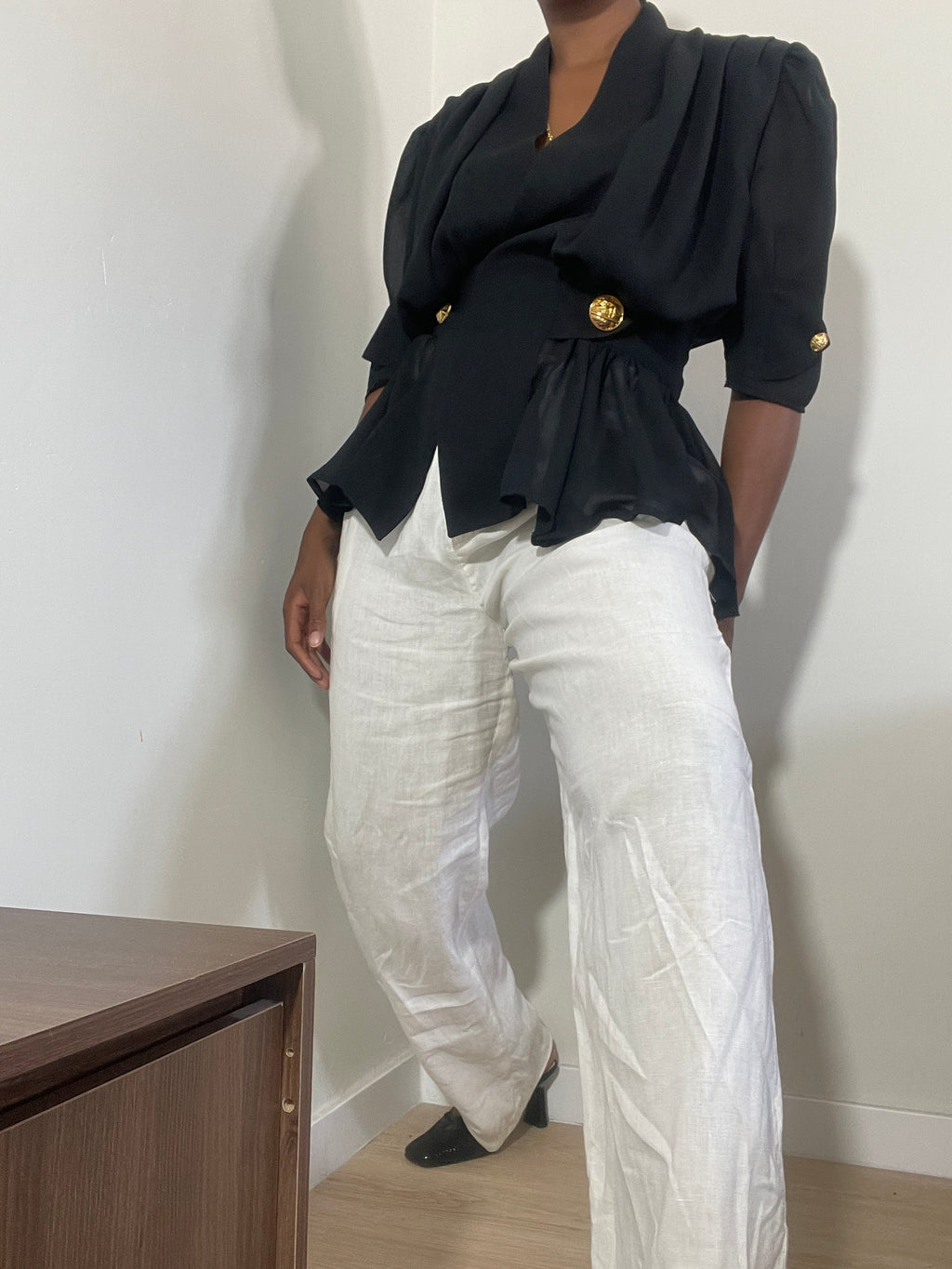 Blusa vintage preta com botões dourados