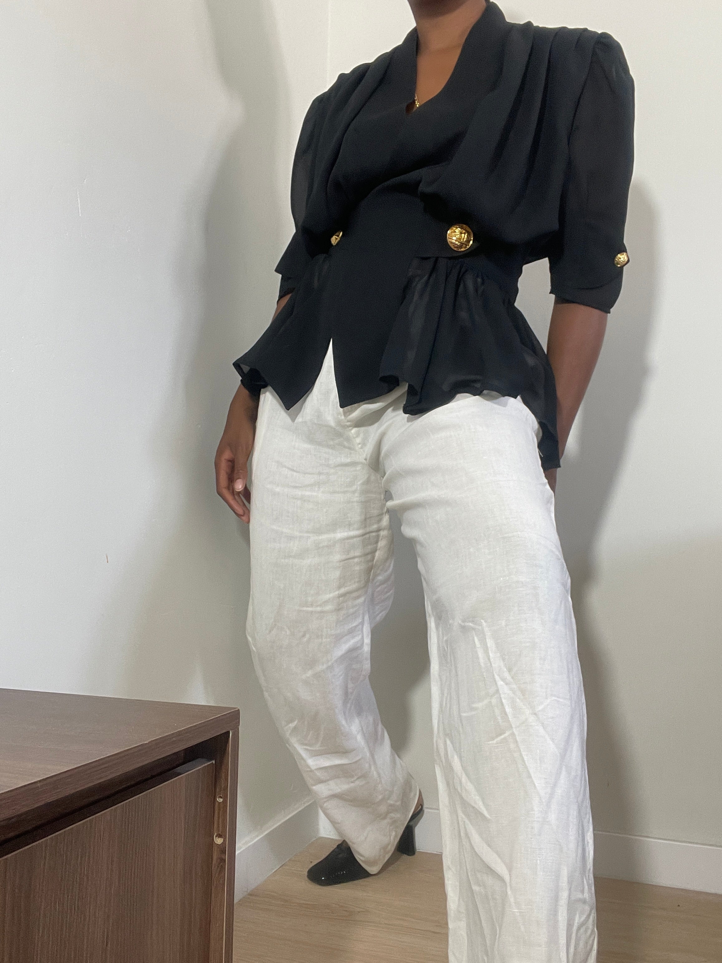 Blusa vintage preta com botões dourados