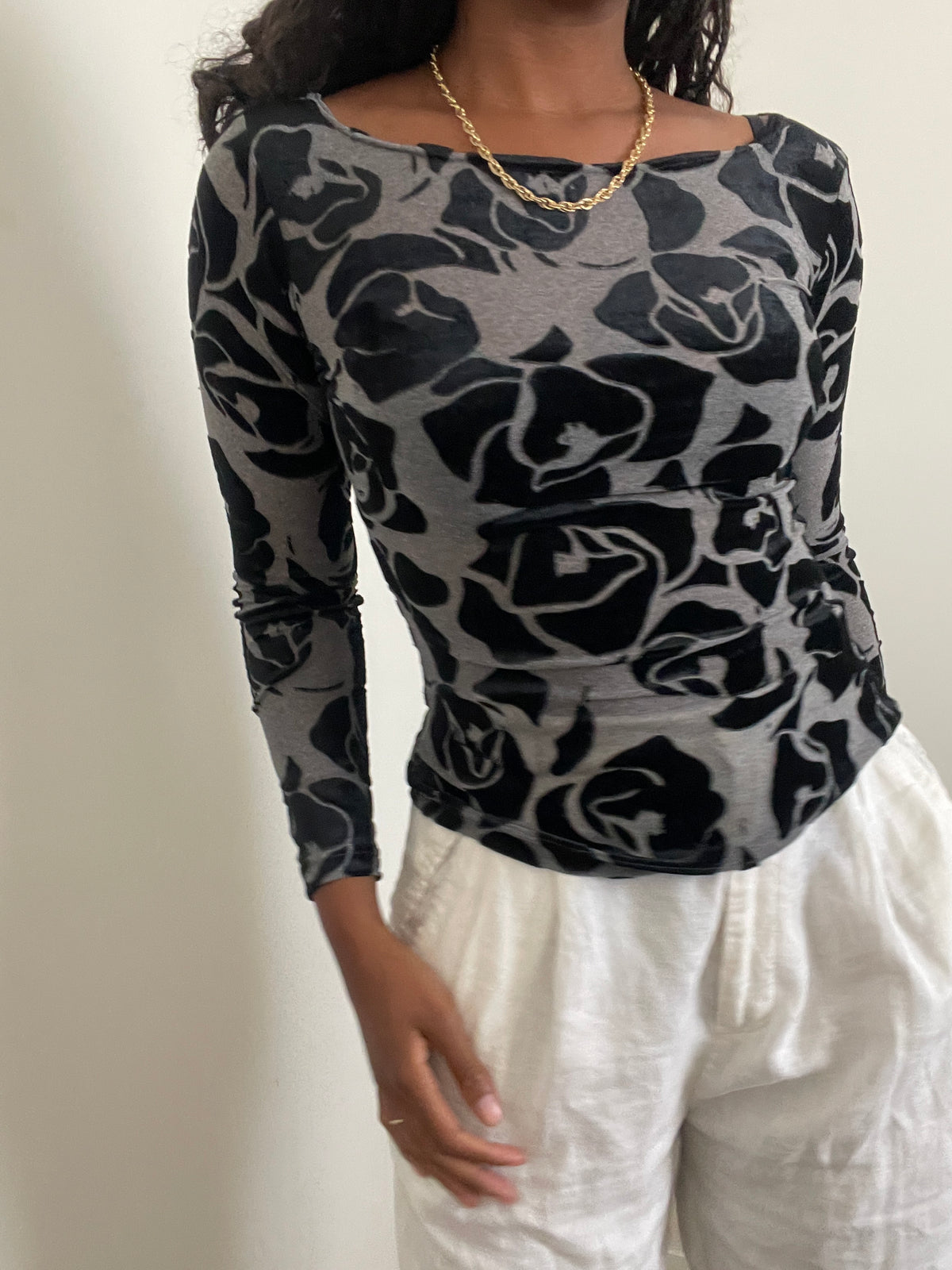 Blusa Y2K preta veludo com flores