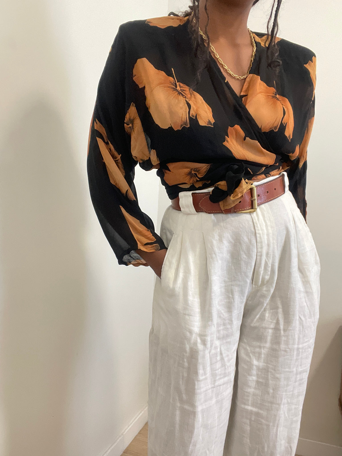 Blusa vintage trespassada italiana preta floral