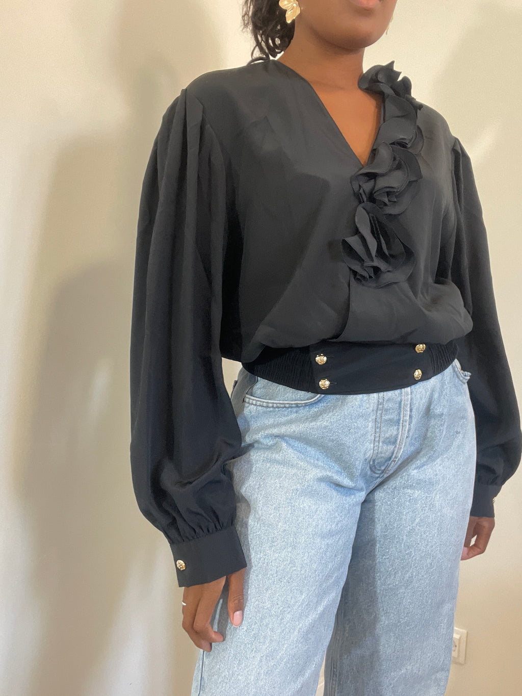Blusa preta vintage com folhos