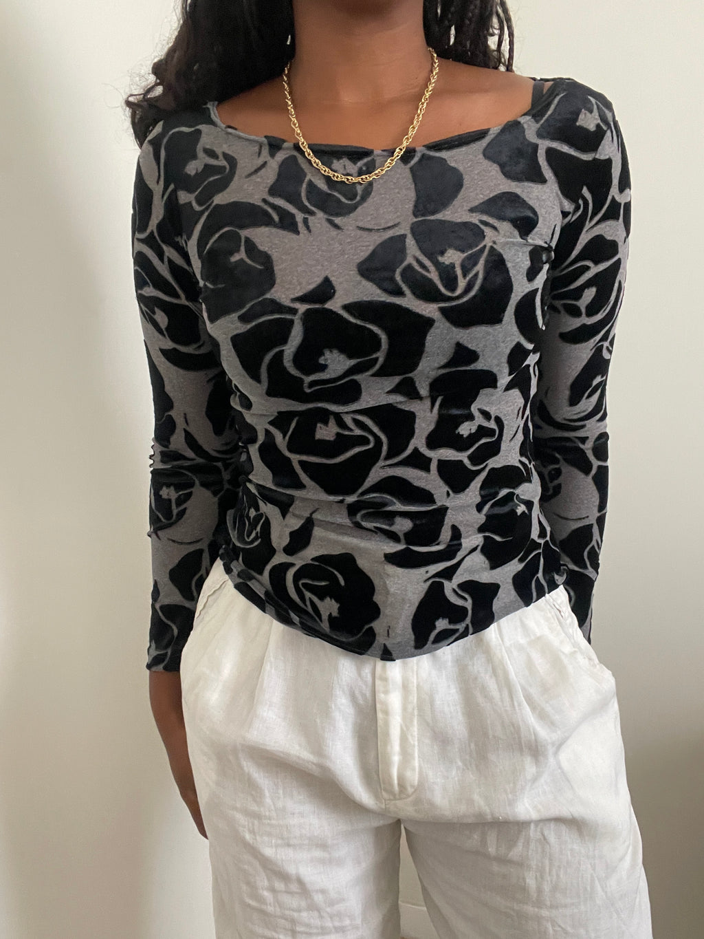 Blusa Y2K preta veludo com flores