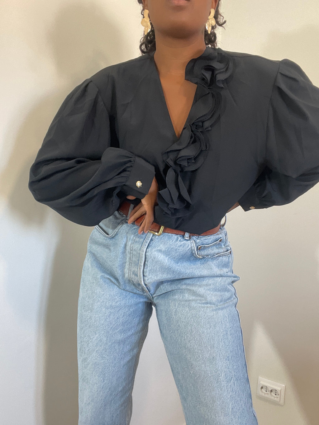 Blusa preta vintage com folhos
