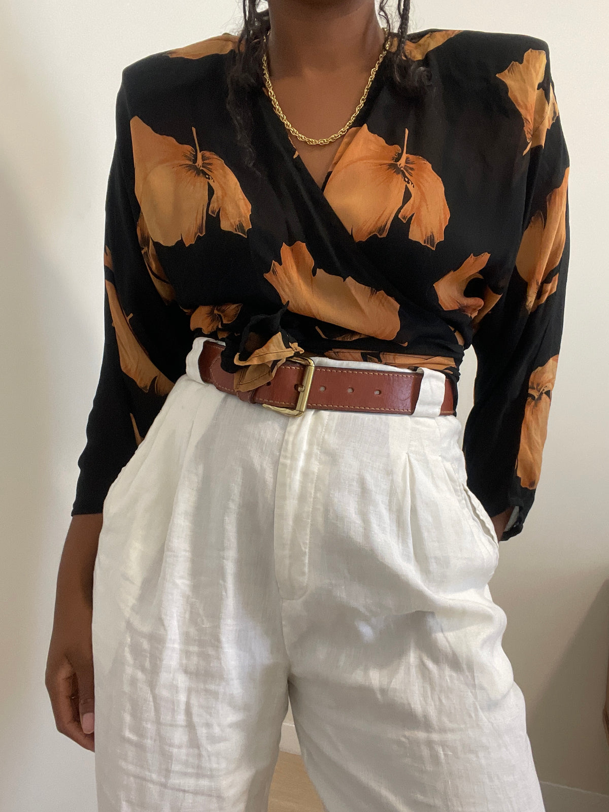 Blusa vintage trespassada italiana preta floral