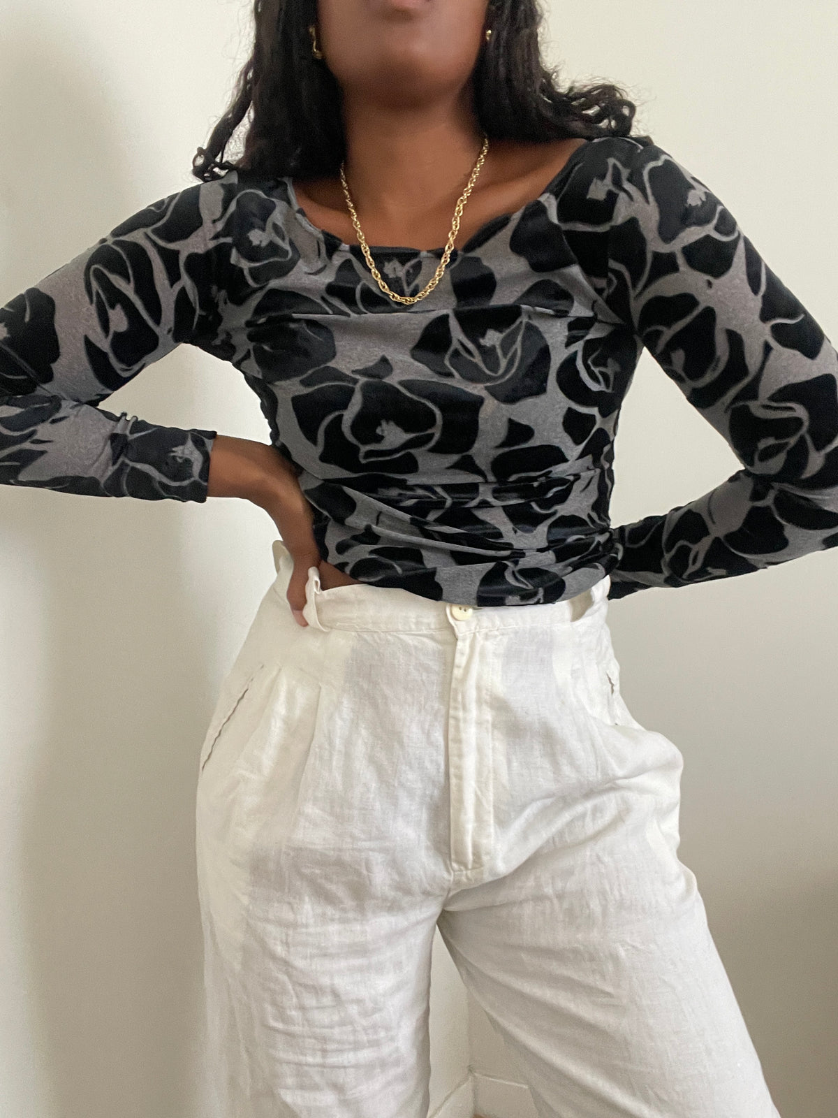 Blusa Y2K preta veludo com flores