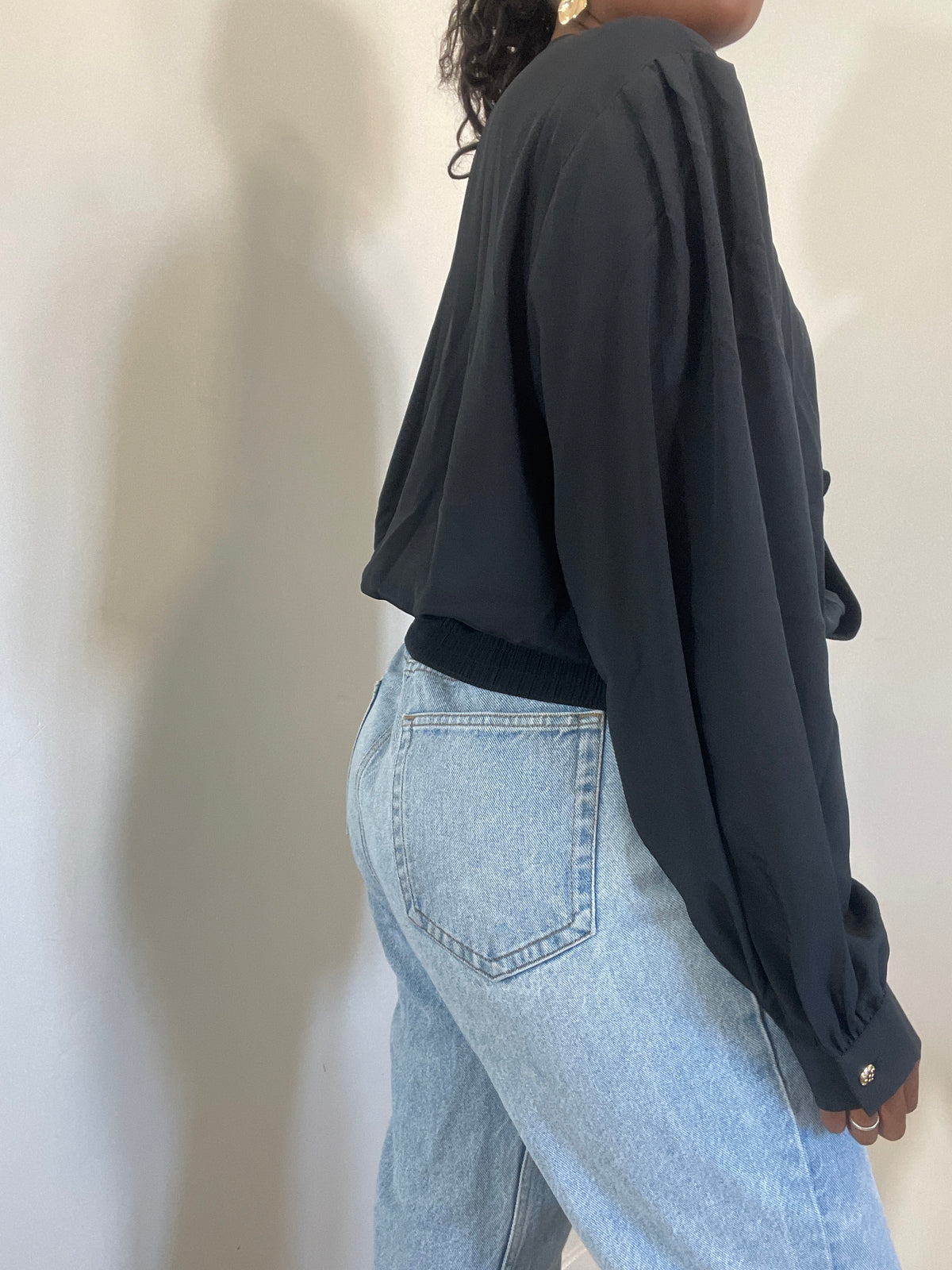 Blusa preta vintage com folhos
