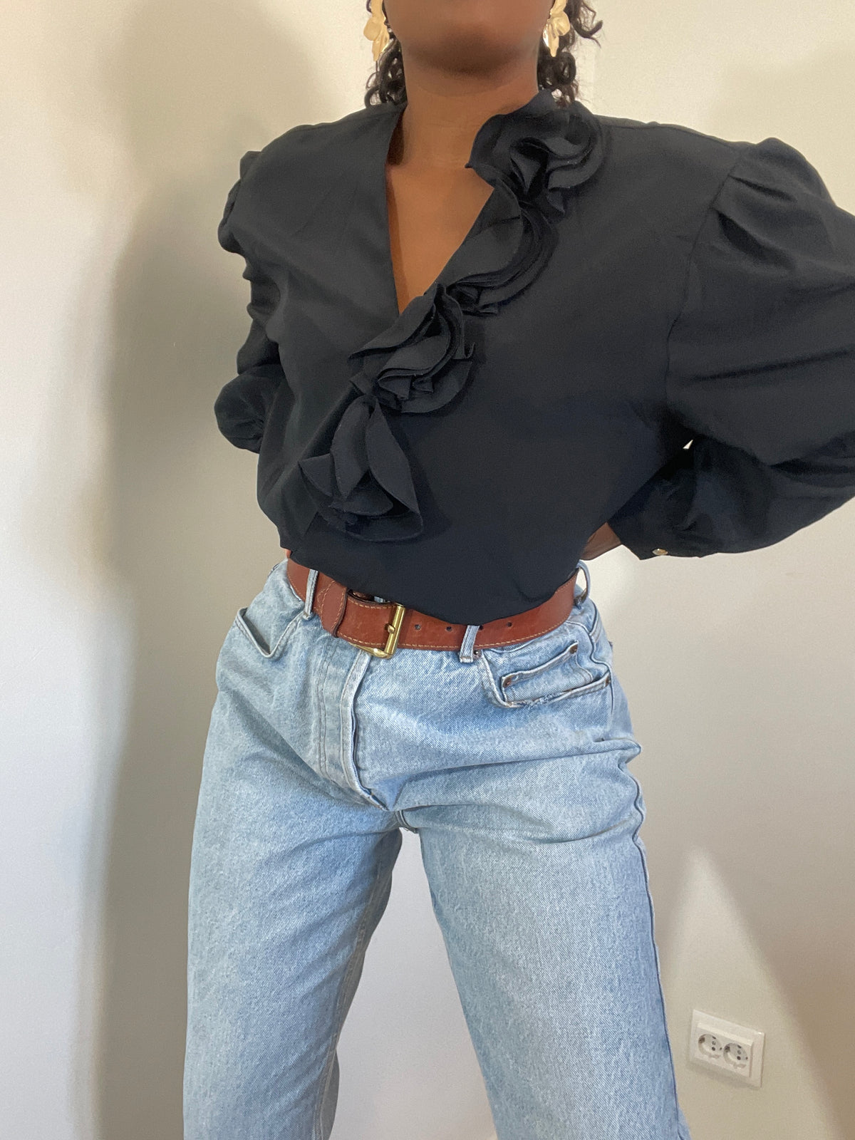 Blusa preta vintage com folhos