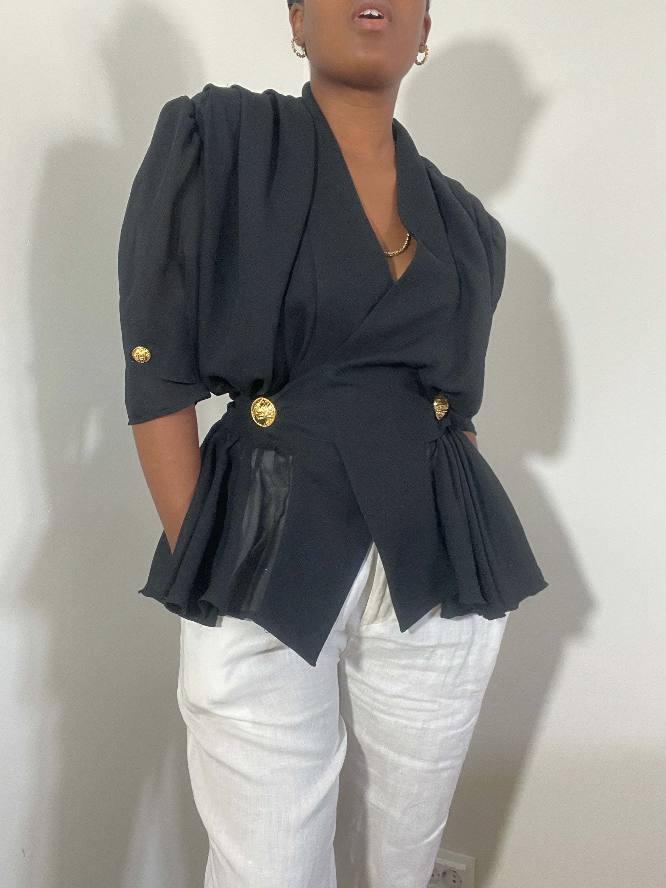 Blusa vintage preta com botões dourados