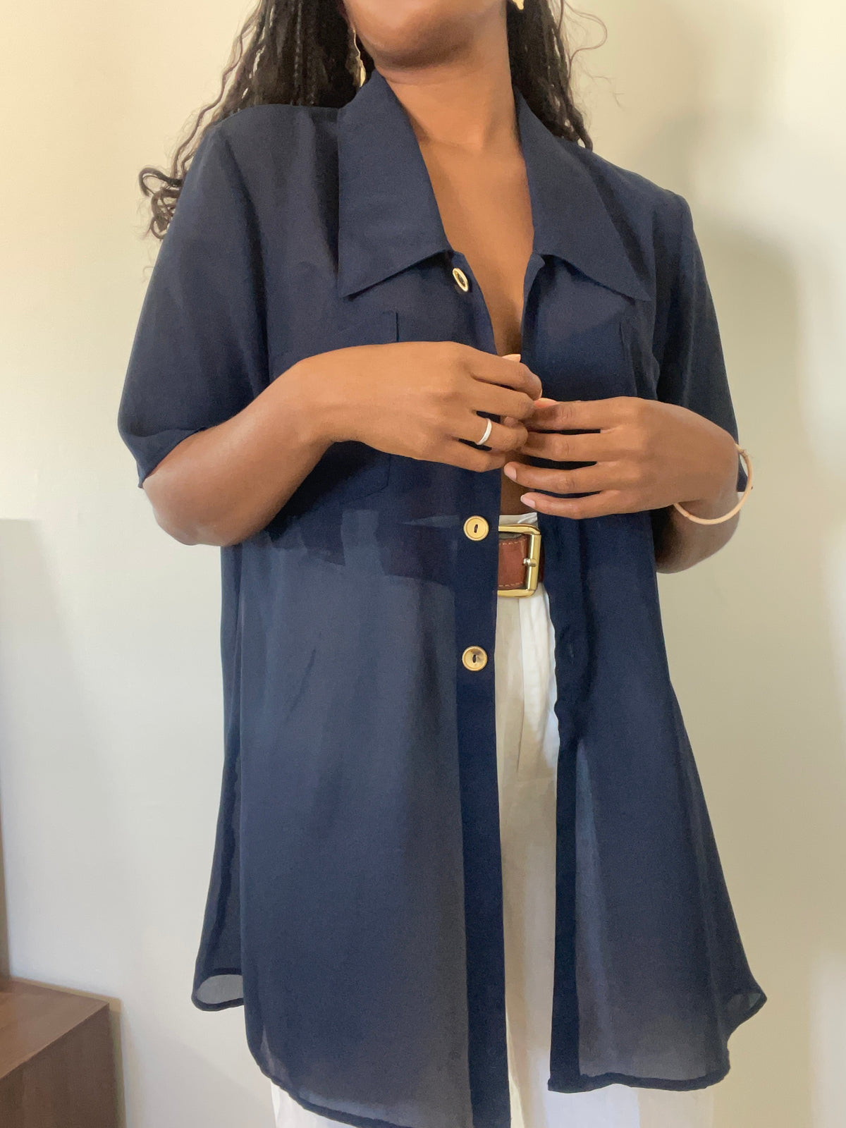 Camisa vintage azul feminina com transparência