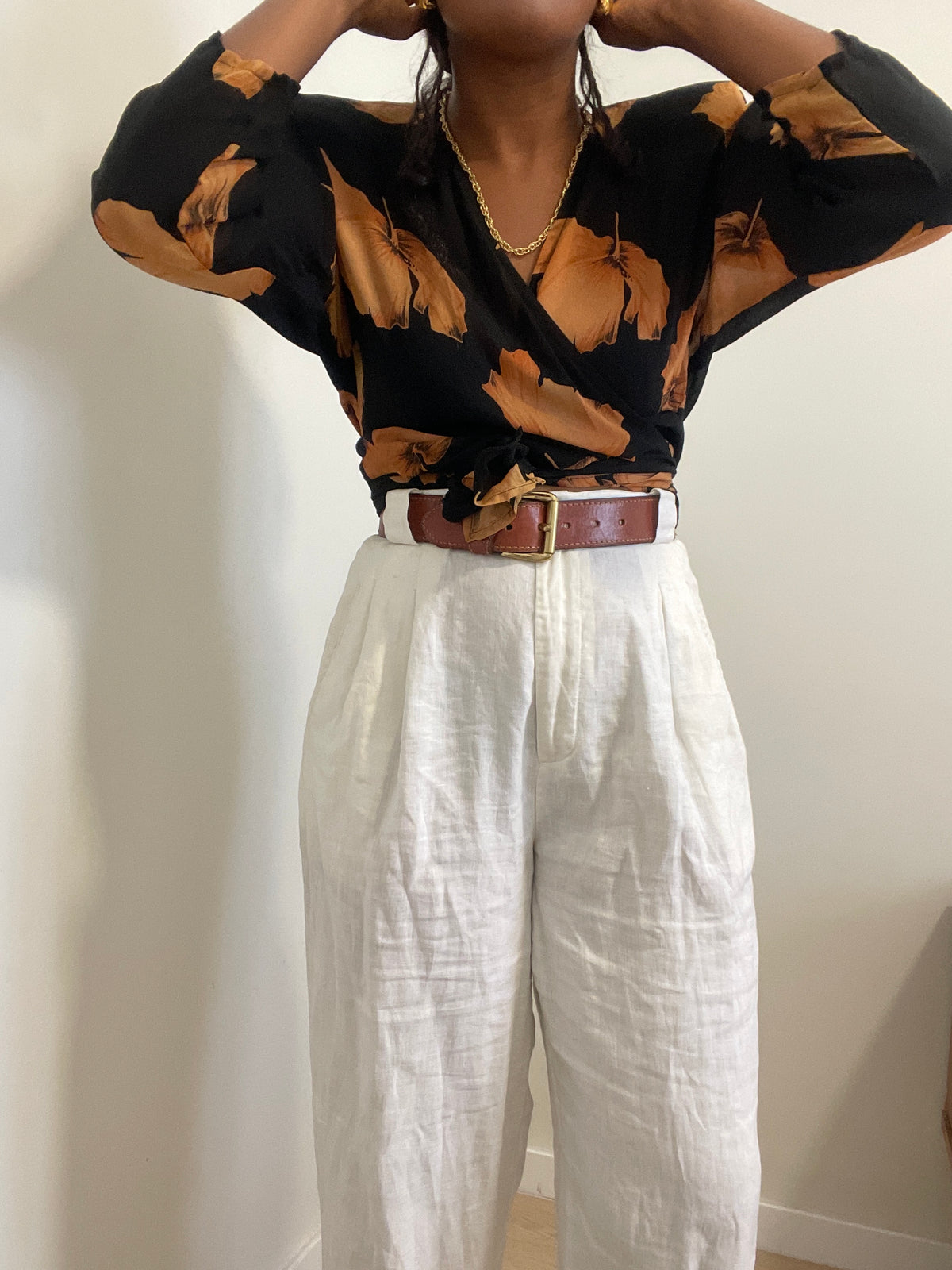 Blusa vintage trespassada italiana preta floral