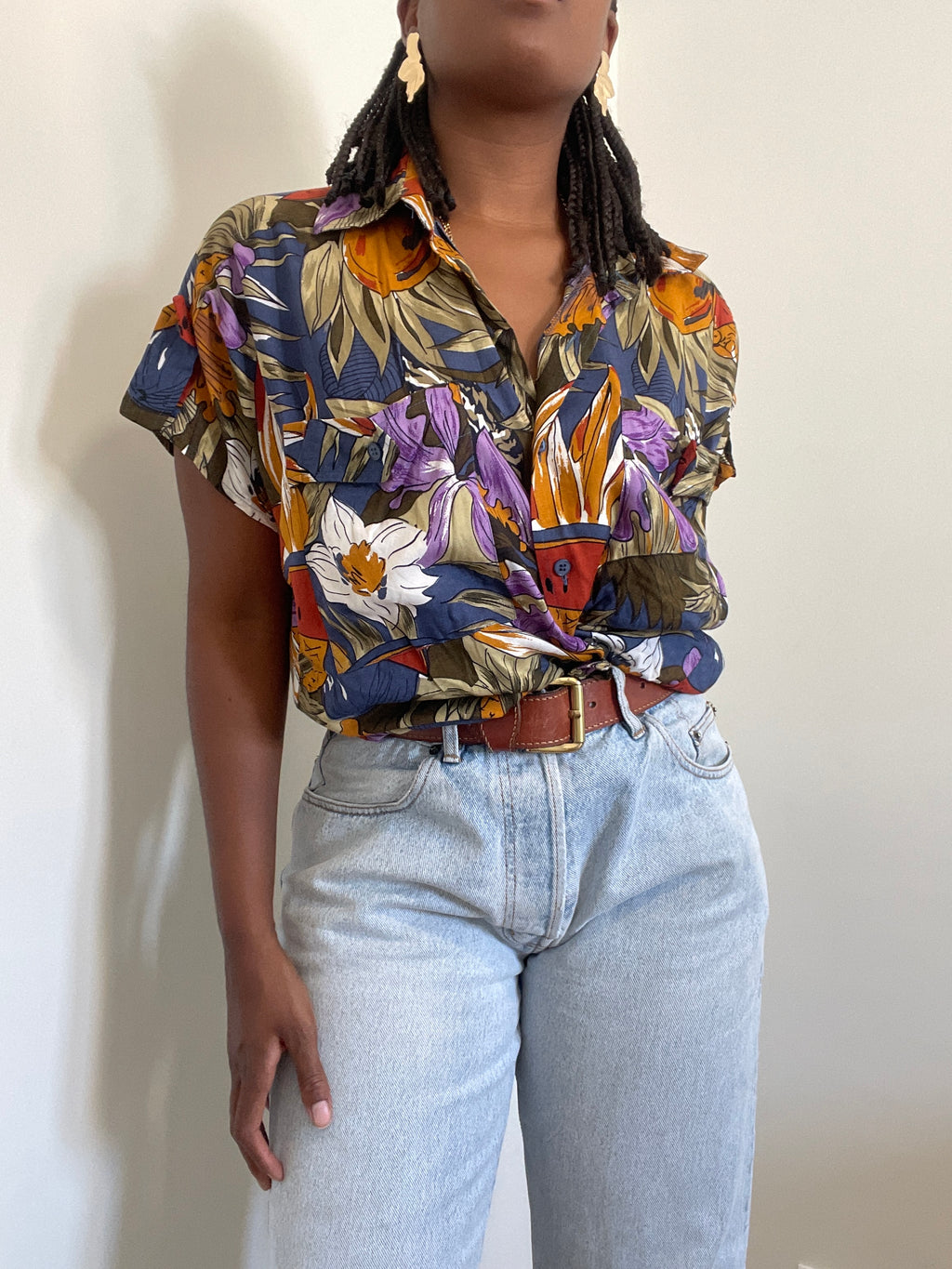 Camisa anos 90 com padrão tropical