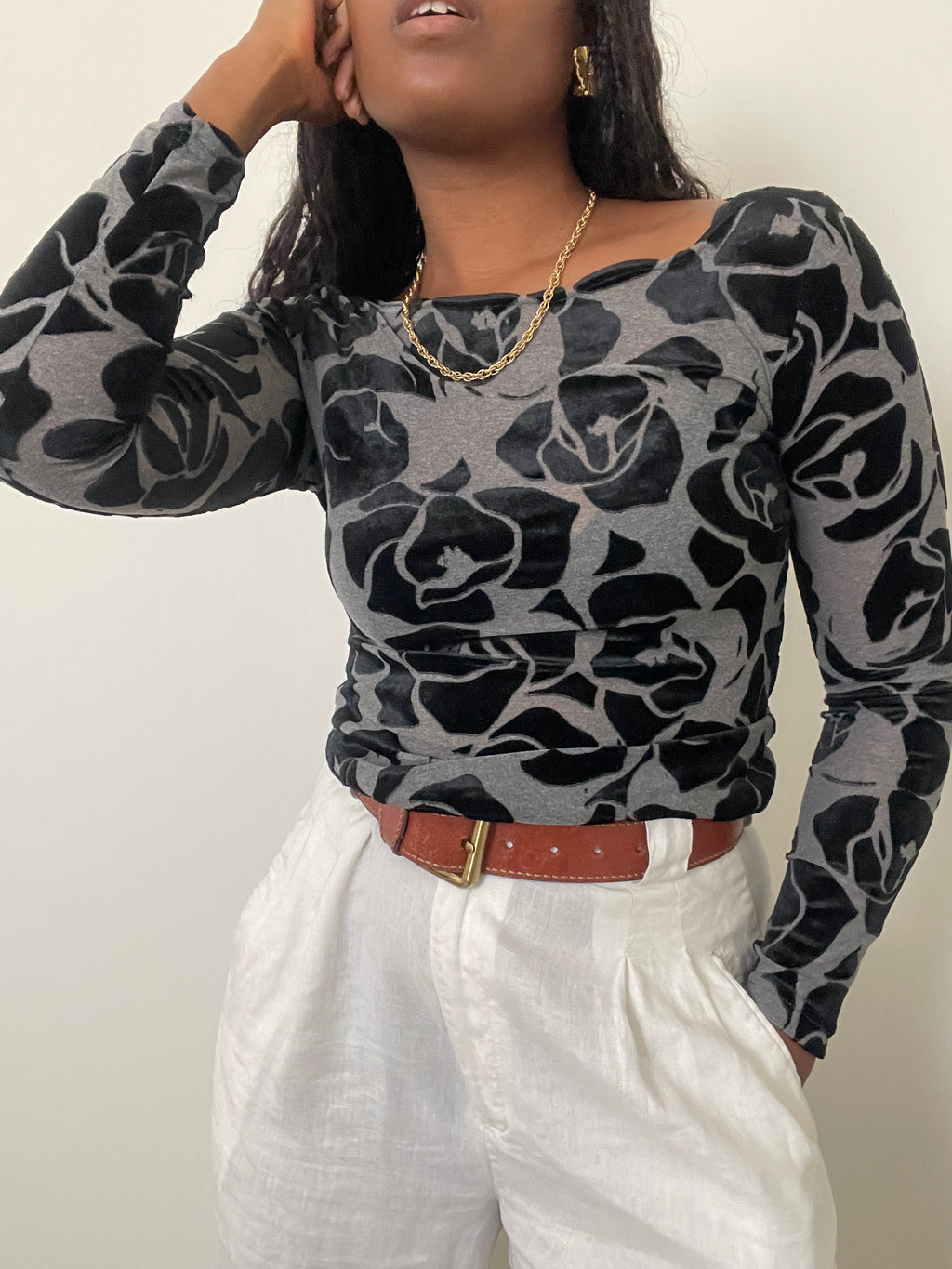 Blusa Y2K preta veludo com flores