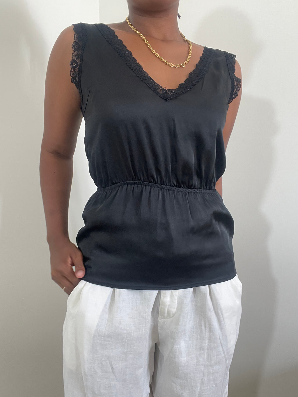 Top preto acetinado